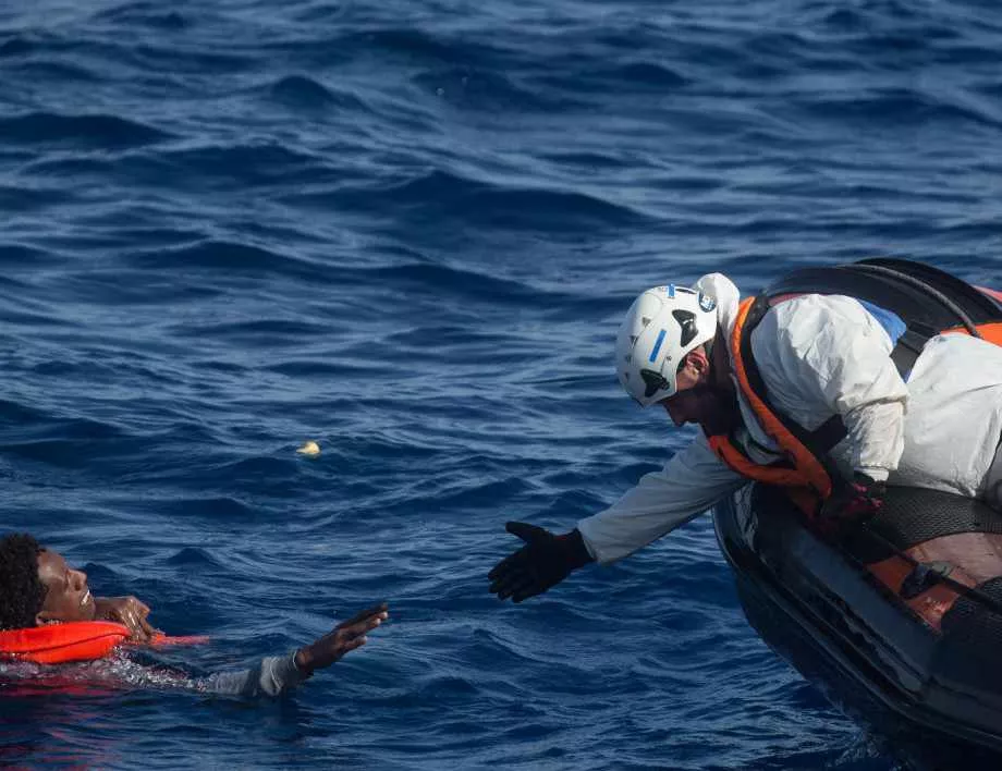 Лодка с мигранти се обърна в Егейско море