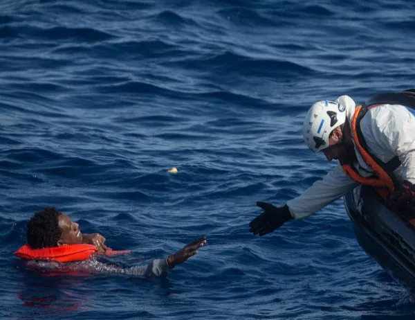 Либийският флот забрани на чужди кораби да провеждат операции по търсене и спасяване на мигранти