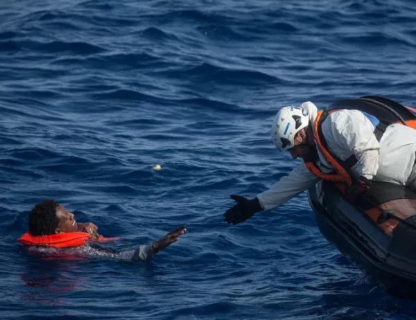 Български кораб е спасил десетки мигранти от лодка във водите на Егейско море