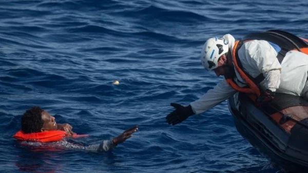 Български кораб е спасил десетки мигранти от лодка във водите на Егейско море