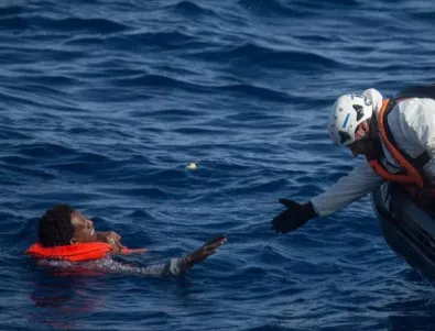 Лодка с мигранти потъна край Турция