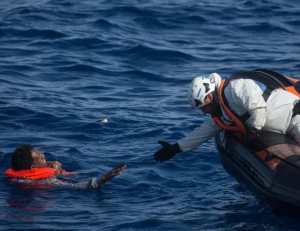 Десетки мигранти загинаха при бреговете на Либия