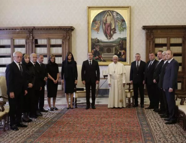 Синодът опроверга Радев за делегацията при папата