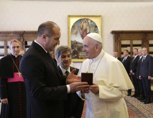 Президентът Радев разговаря с папа Франциск близо час (СНИМКИ)