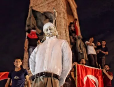 Междупартийна комисия намери Гюлен за виновен за опита за преврат в Турция