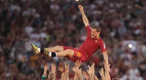 Почетна обиколка и сърцераздирателно писмо от Тоти разплакаха цял Рим (ВИДЕО)