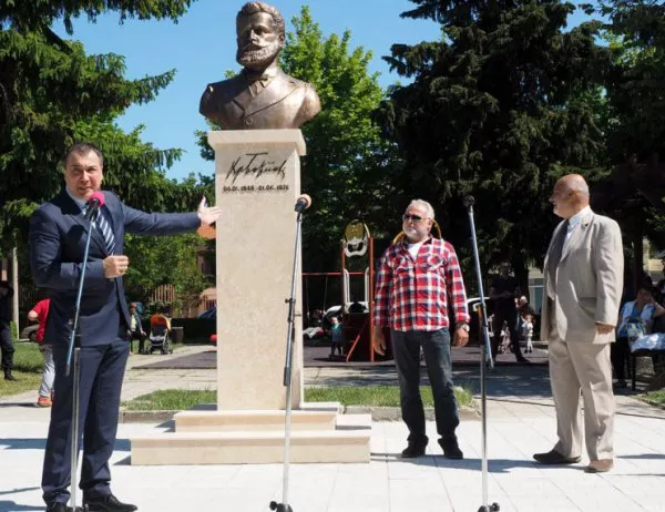 Паметник на Христо Ботев откриха в Несебър