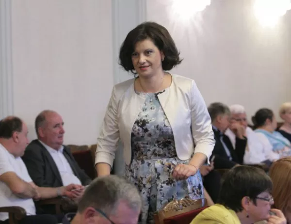 Дариткова видя организиран сюжет в скандала със Здравната каса