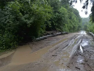 Дъждовете прекъснаха път между села в Смолянско
