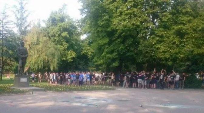 "Сините" фенове протестираха преди баража, блокираха и Ботевградско шосе (СНИМКИ)