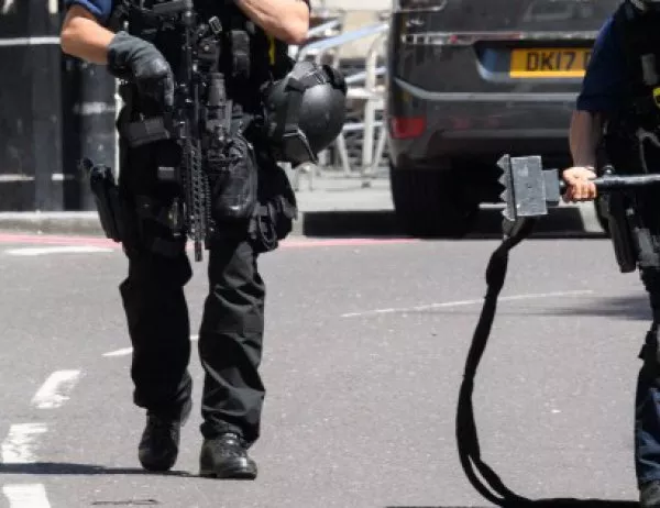 Задържаха мъж с нож до парламента в Лондон