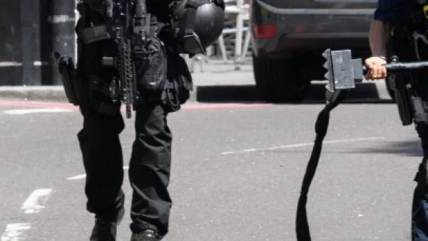 Задържаха мъж с нож до парламента в Лондон