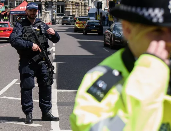  Полицията в Лондон e арестувала мъж след информация за сблъсък с пешеходци