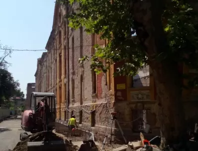 Проверяват срутване на стена от тютюневите складове в Пловдив
