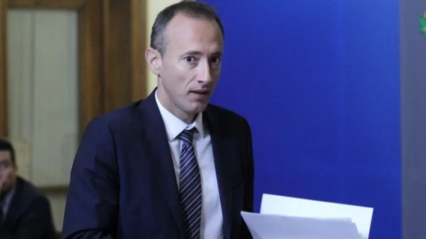 Вълчев: Няма да има недостиг на места за първокласници в София