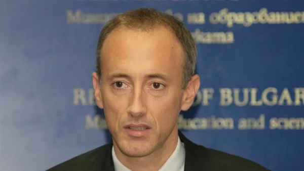 БСП пита кой вкара комунизма в учебниците, министърът не казва