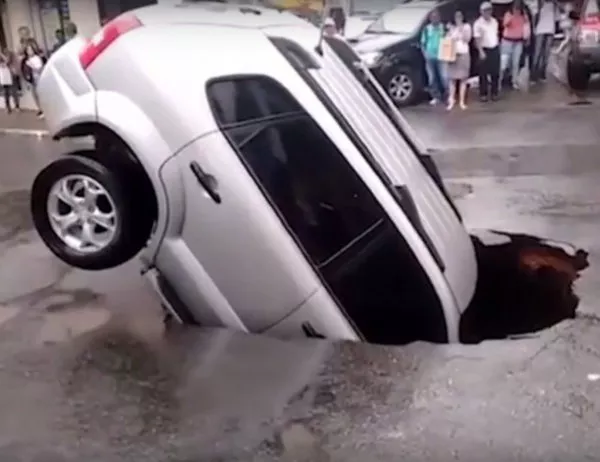 Джип пропада във внезапно отворила се дупка на пътя (Видео)