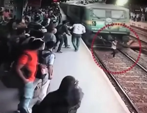 Влак удря брутално момиче в Мумбай, но то оцелява (Видео)