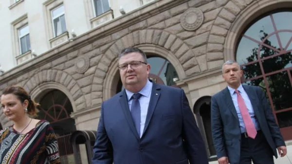 Цацаров е против прокуратурата да е извън съдебната власт