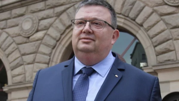 Протест пред Съдебната палата поиска оставката на Цацаров