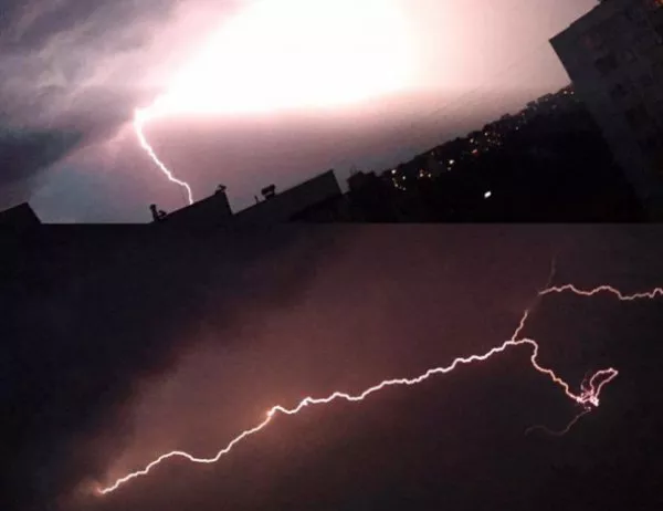 Вижте суровата красота на нощната буря в София (ВИДЕО)