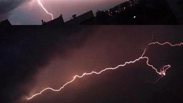 Вижте суровата красота на нощната буря в София (ВИДЕО)