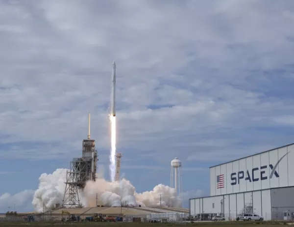 SpaceX се готви да изстреля "най-мощната ракета на света" 