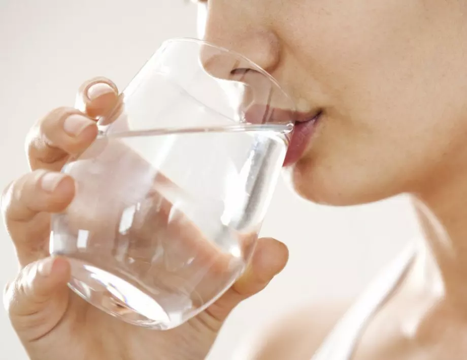 Правите голяма ГРЕШКА, ако не пиете вода по време на хранене