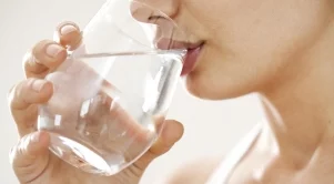 Знаците, че пиете твърде малко или твърде много вода 
