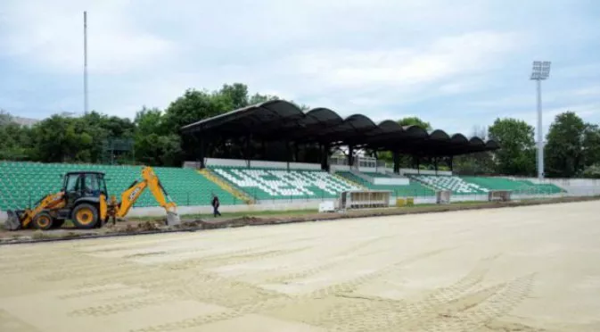 Красен Кралев инспектира ремонтните дейности на стадион "Тича"