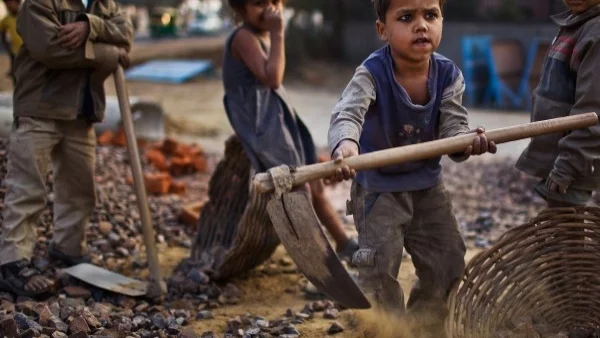 30 милиона деца по света не могат да се върнат в домовете си заради конфликти, кризи и стихийни бедствия