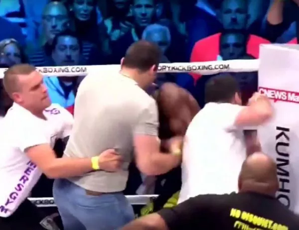 Кикбоксьор нокаутира съперник, публиката го преби на ринга (Видео)