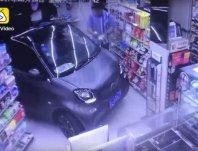 Мъж влезе с колата си в магазин да напазарува, навън валяло (Видео)