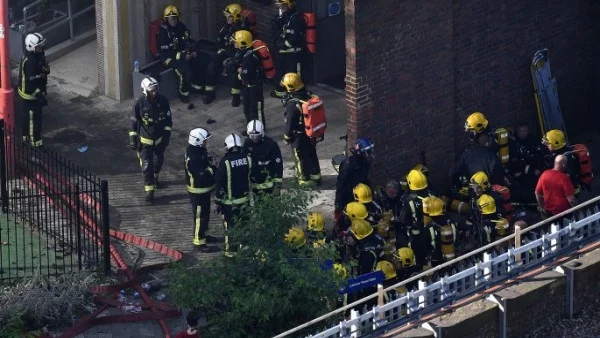 Евакуираха жилищен блок в Лондон заради голям пожар (ВИДЕО)