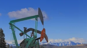 Поевтиняване на петрола след спирането на доставките през Червено море