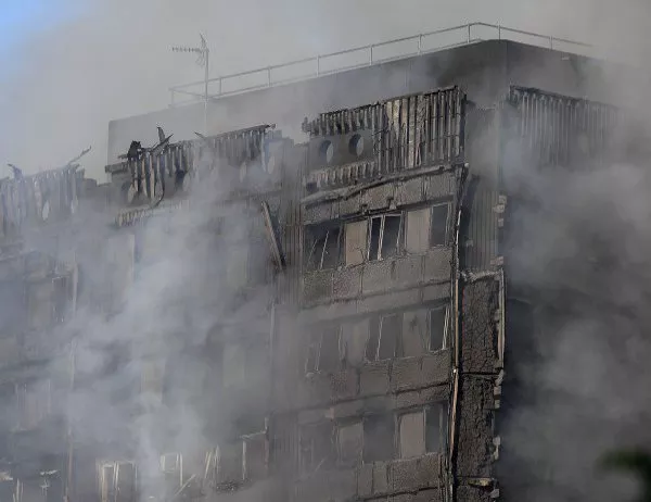 Друг небостъргач в Северен Лондон избухна в пламъци