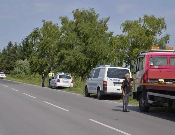 Патрулка се заби в нива край Осенец, двама полицаи пострадаха (СНИМКА)