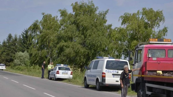 Патрулка се заби в нива край Осенец, двама полицаи пострадаха (СНИМКА)