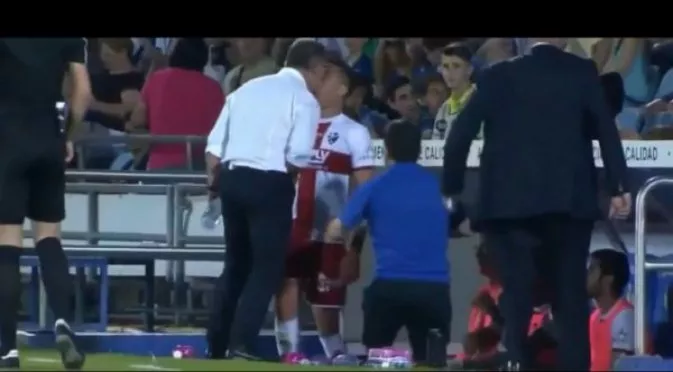 Лудост в Испания: Треньор удари собствения си играч (ВИДЕО)