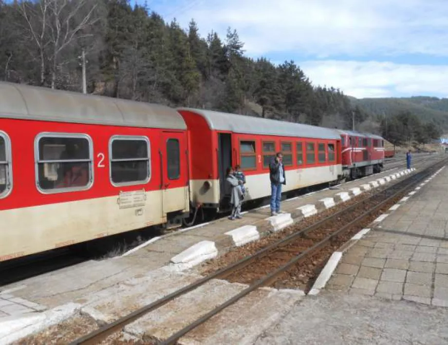 БДЖ отмени част от влаковете по линията Септември - Добринище