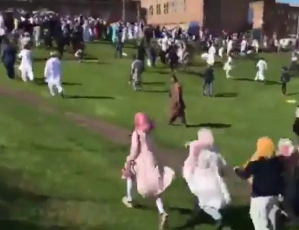 Кола се вряза в празнуващи Рамазана в Англия (Видео)