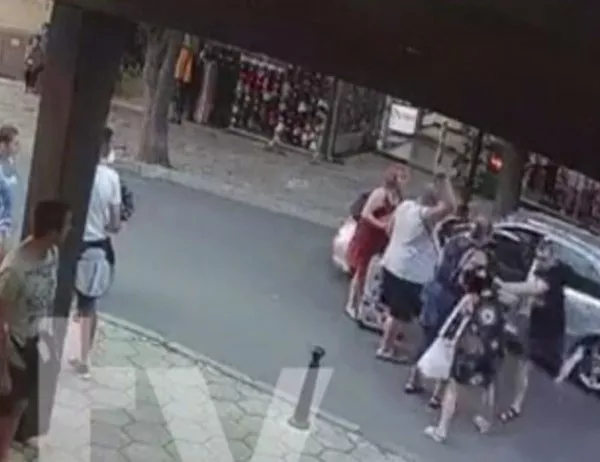 Мъж гази туристи и удря жена в Несебър (Видео)