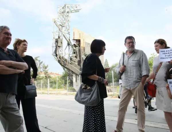 Граждани и художници призоваха за запазване на паметника "1300 години България"