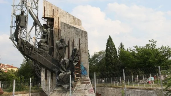 Започна демонтажът на паметника пред НДК