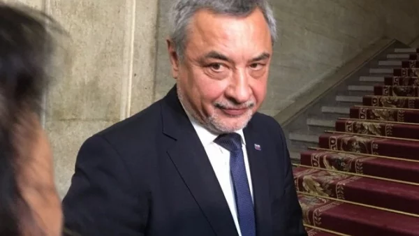 И аз не мога да кажа кой взема решенията какво да се качи на страницата на Министерския съвет