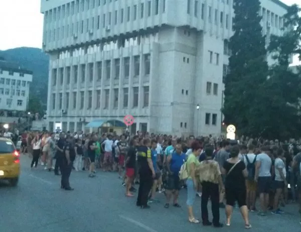 Хиляди протестираха в Асеновград след скандала с пребитите деца (ВИДЕО)