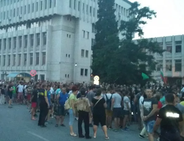 Втора вечер Асеновград протестира, спряха шествието да не стигне до ромската махала