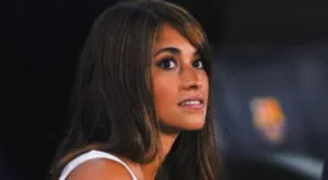 ВИДЕО: Жената на Меси с акробатичен скок в басейна в изрязан бански