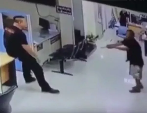 Мъж атакува полицейски участък с нож и бива "обезвреден" по изключителен начин (Видео)