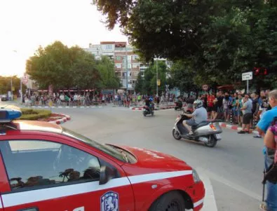 Десетки се събират за трети пореден протест в Асеновград